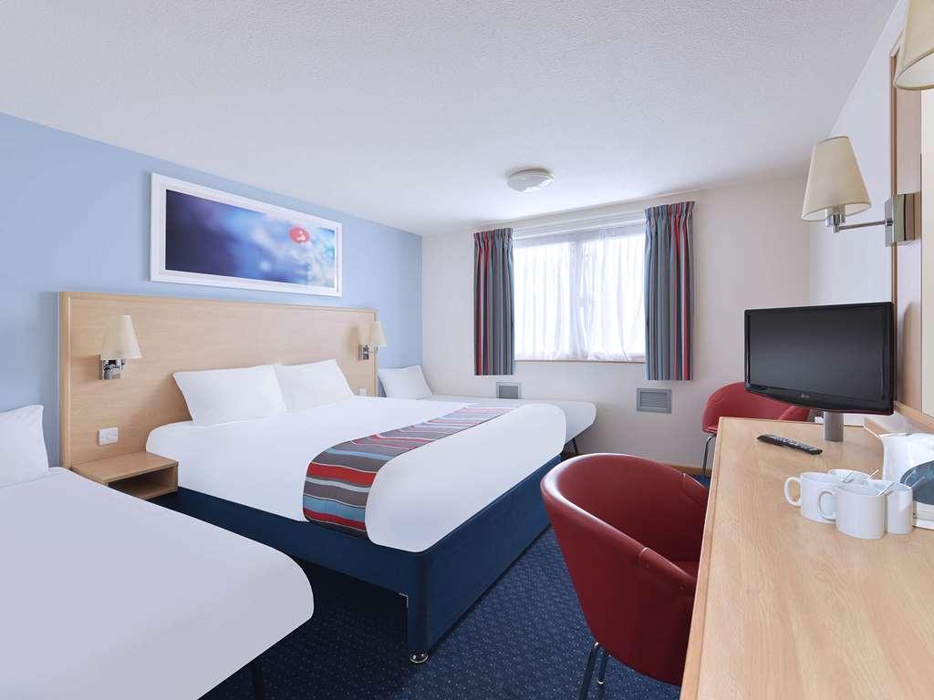 Travelodge Leeds Bradford Airport Room photo