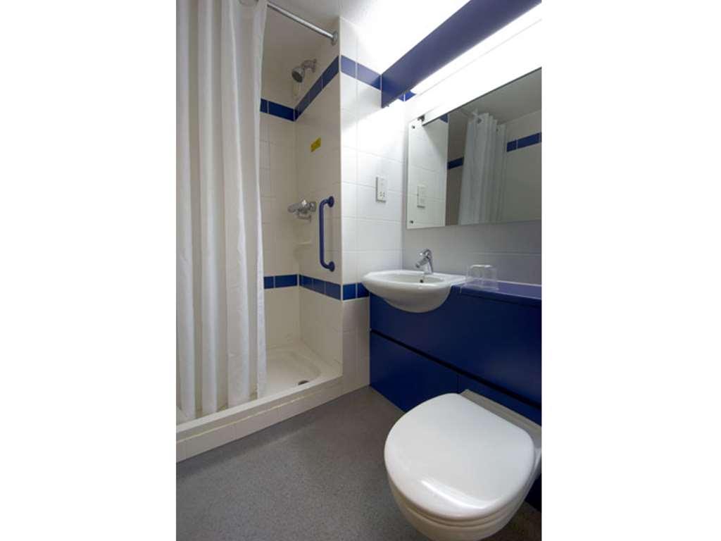 Travelodge Leeds Bradford Airport Room photo