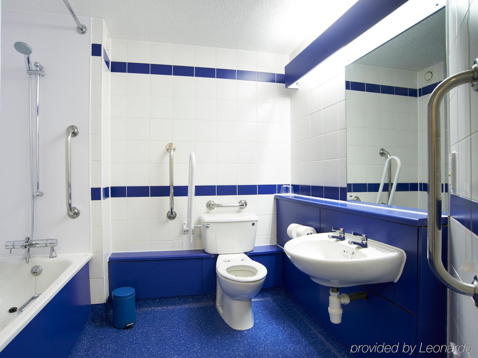 Travelodge Leeds Bradford Airport Exterior photo