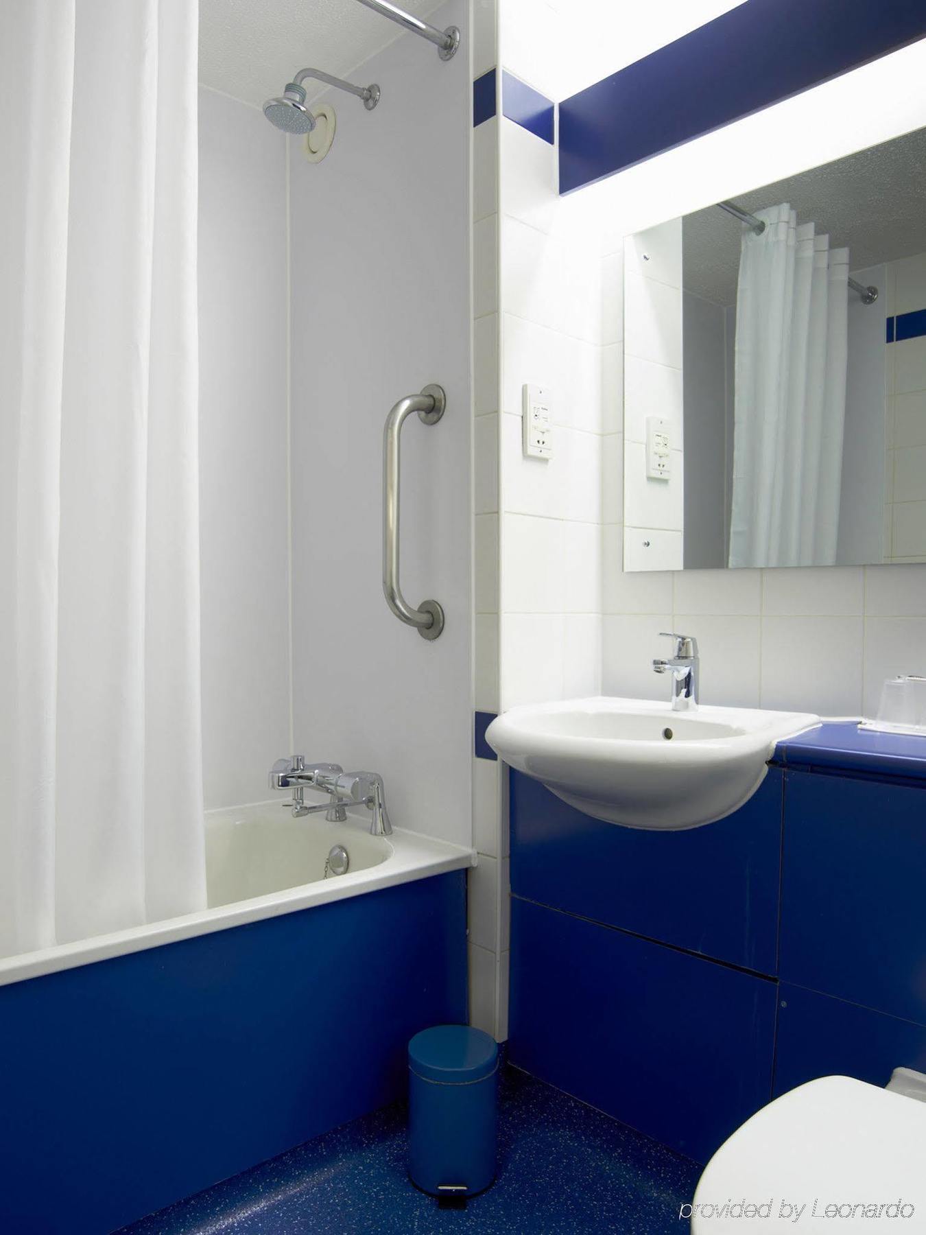 Travelodge Leeds Bradford Airport Exterior photo